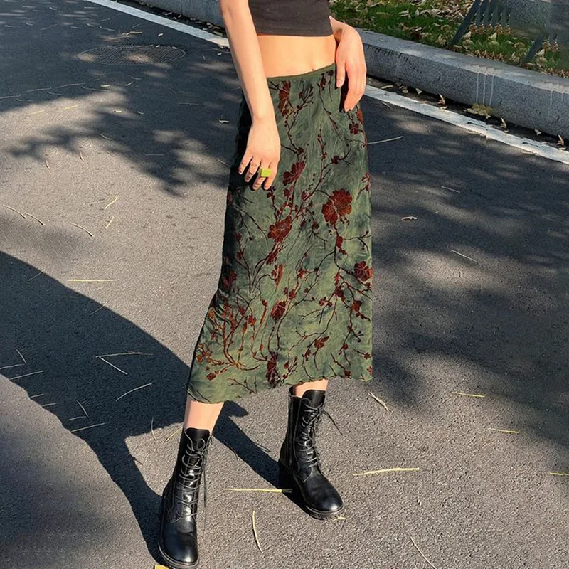 Groene Halo-geverfde knielange A-lijn rok met lage taille. Een stijlvolle keuze voor een casual of geklede look.