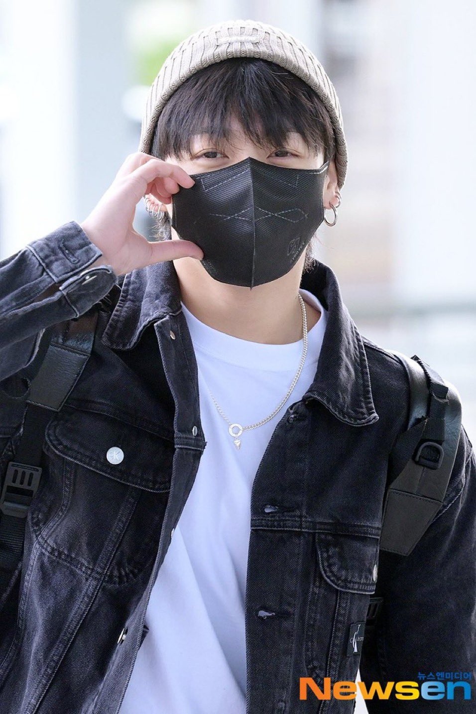 airport: Best boy with best attitude: Jungkook impresses fans by greeting  them wholeheartedly despite being exhausted