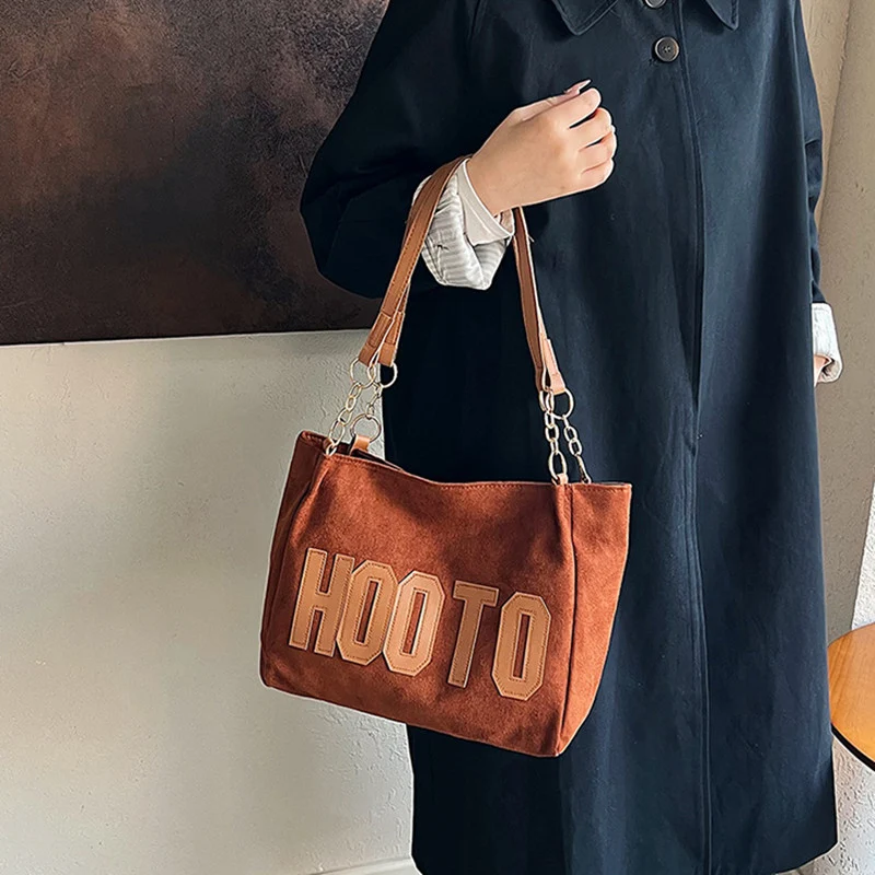 Sac à main femme simple avec impression de lettres, idéal pour le quotidien. Élégant, pratique et parfait pour transporter vos essentiels avec style et confort.