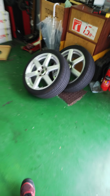 ローレルのホイール交換・車高調整に関するカスタム事例の投稿画像1枚目