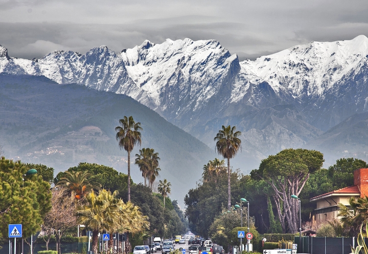 VIALE CHE VA DAL MARE A CARRARA di vagero