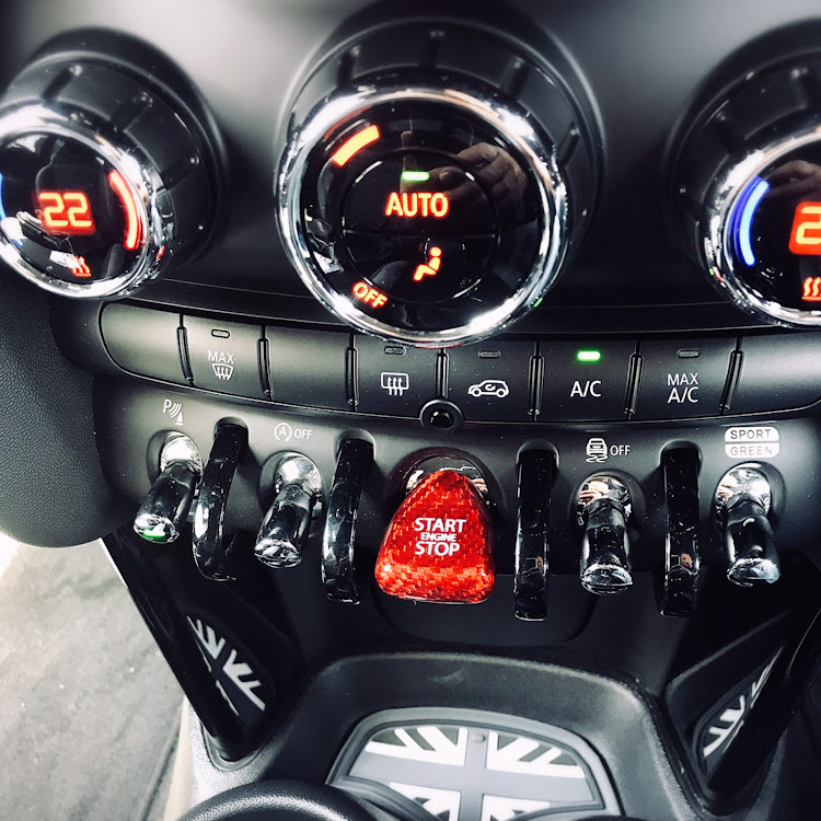 MINI ジョンクーパーワークスのカスタム・MINI・JCW・カーボン・DIYに関するカスタム事例の投稿画像1枚目