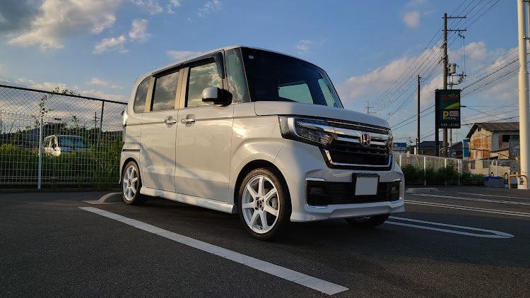 Nボックスカスタムの仕事終わり・一服中・ブルーミラーレンズ・チリが悪い・負傷中に関するカスタム事例の投稿画像5枚目