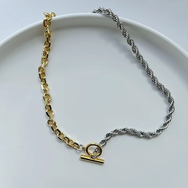 Title 4, Retro damesketting met tweekleurige, gedraaide ...