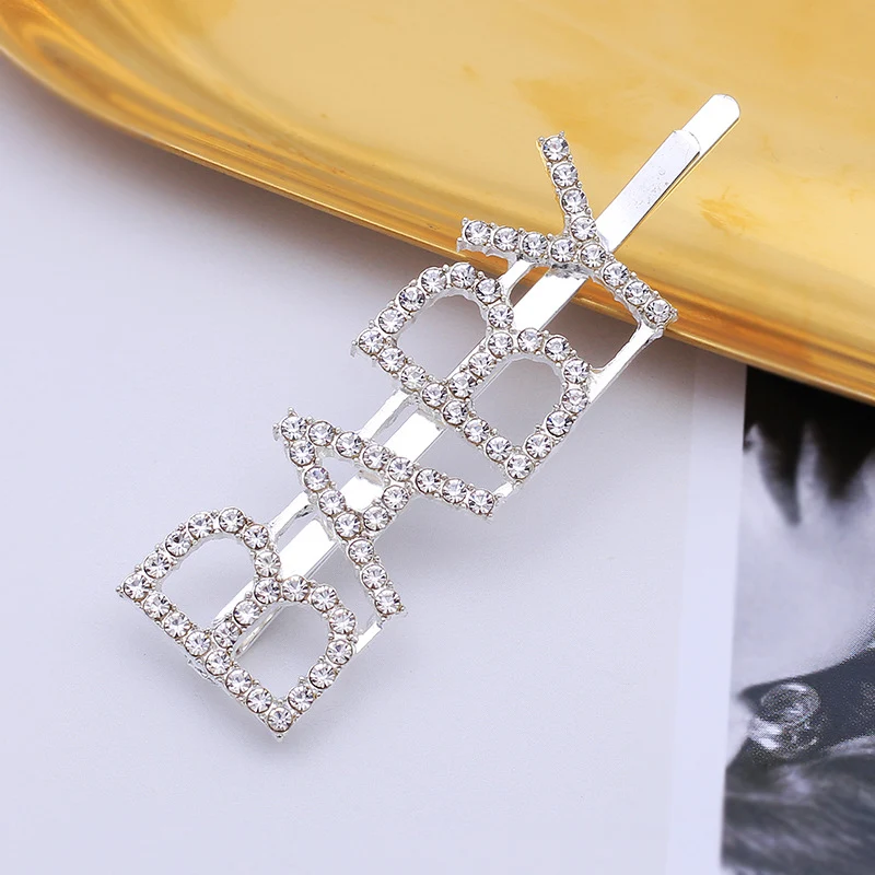 Barrette Latérale avec Lettre et Strass pour Frange. Sublimez votre coiffure avec élégance et ajoutez une touche de glamour à votre look.
