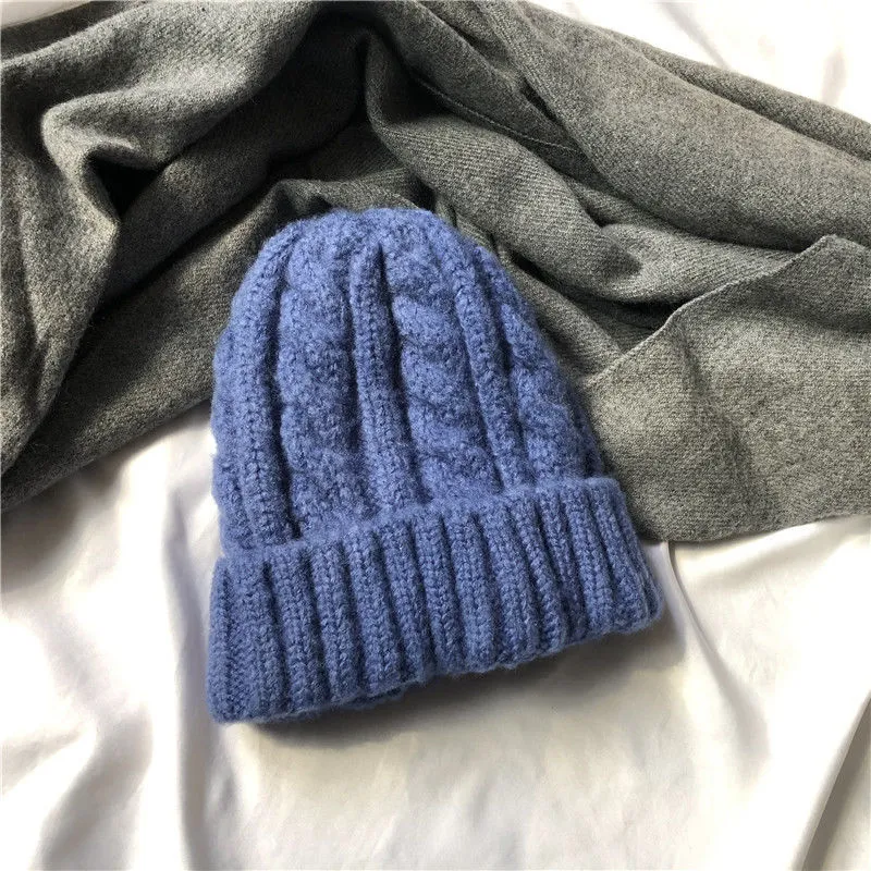 Bonnet torsadé femme en maille unie simple Chaud et élégant Accessoire d'hiver essentiel Confort et style pour un look quotidien