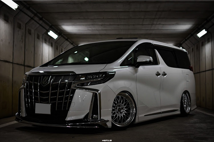 アルファードの30アルファード後期・アルファード30後期・車高調・フルアーム・20インチホイールに関するカスタム事例の投稿画像4枚目