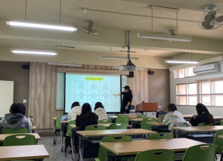 圖一：老師教學情形-講解舞台區位圖