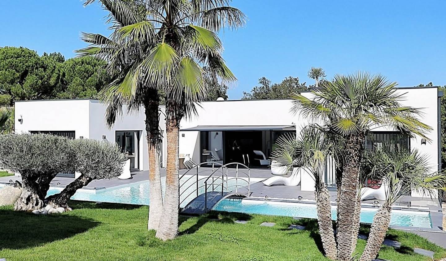 House with pool and terrace Saint-Laurent-des-Arbres