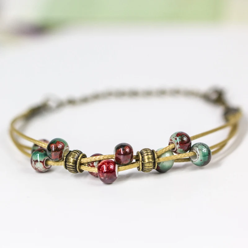 Pulseira simples de contas de cerâmica. Conforto e estilo para o dia a dia. Um acessório elegante e versátil para todas as ocasiões.