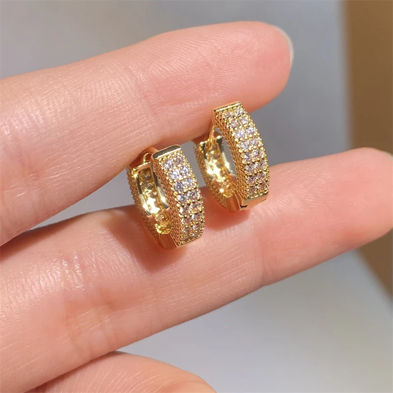 Zirkonia oorbellen in goud, zilver, roségoud en vol diamant. Eenvoudig design, perfect voor dagelijks gebruik en elke gelegenheid.