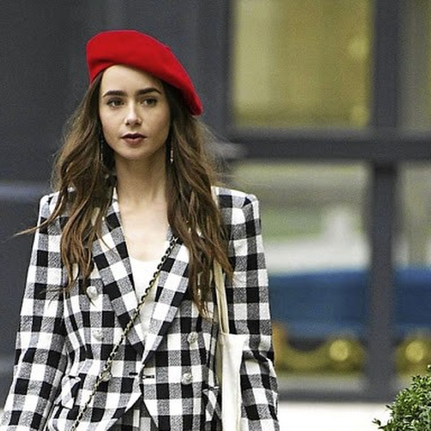 Lily Collins in Chanel a TV Netflix Emily in Paris