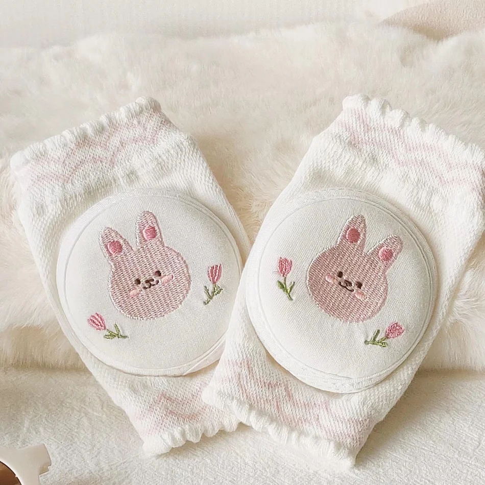 Genouillères fines d'été pour bébé, style personnalité mode, protection respirante et légère pour les genoux de bébé.