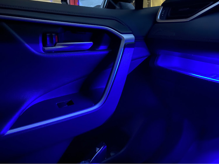 RAV4のオフロードパッケージ・ドアイルミ・LEDに関するカスタム事例の投稿画像1枚目