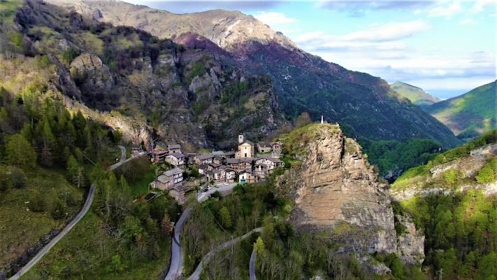 Colletto, piccolo borgo piemontese in vetta nella Valle Grana di marinafranzone