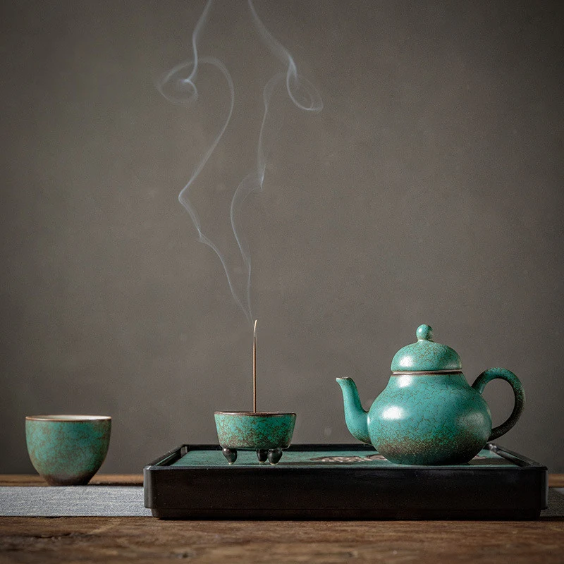 Teiera artigianale in ceramica con foro per la sfera, verde, cotta in forno. Per un'infusione perfetta del tè sfuso e un'esperienza unica.