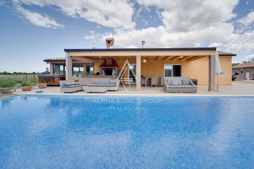 House with pool 3