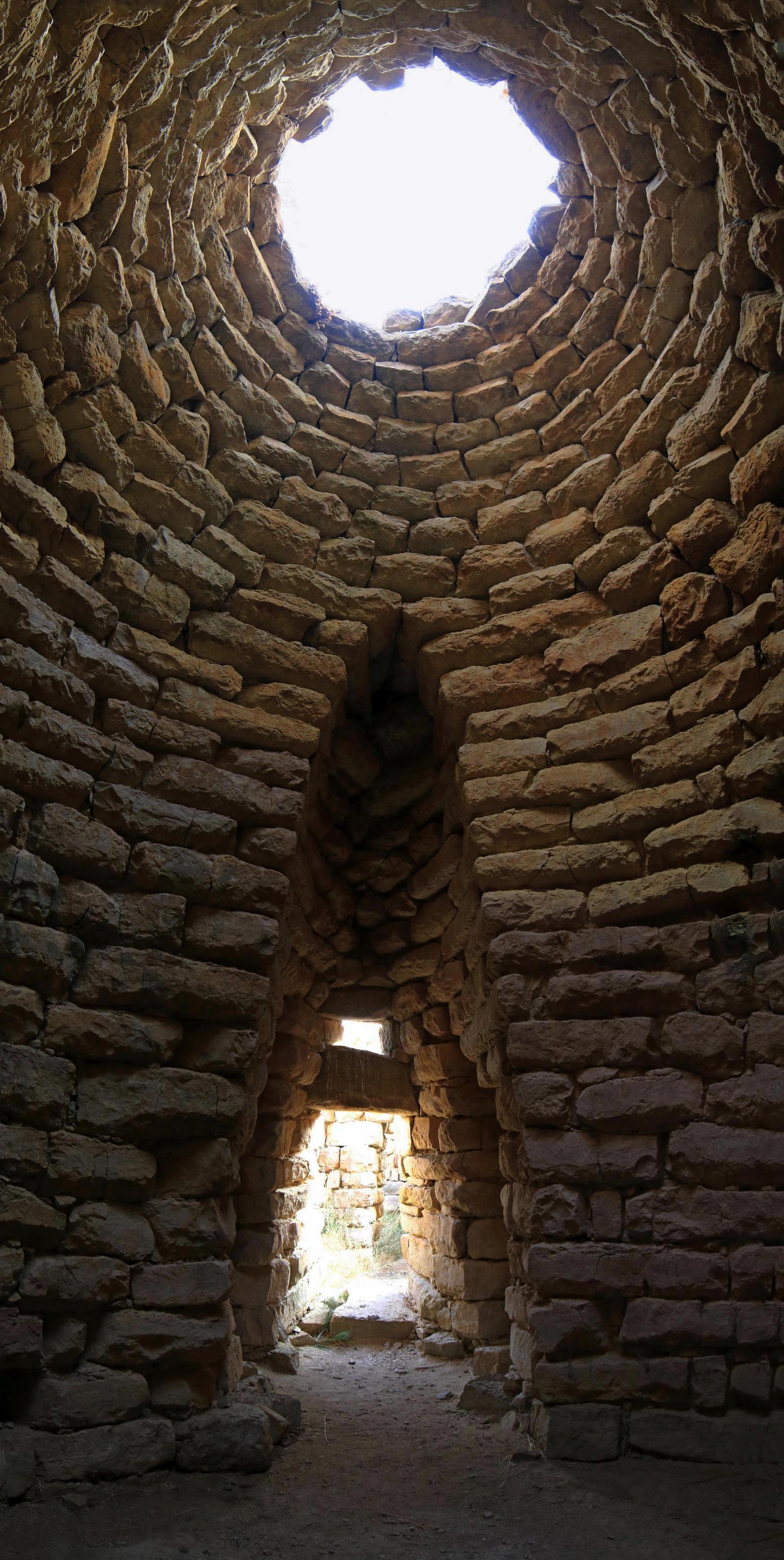 Dentro il Nuraghe Piscu di Fe140