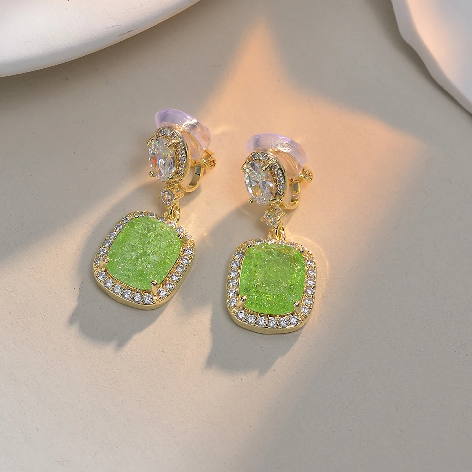 Boucles d'oreilles femme élégantes rétro en zirconium olive. Sublimez votre look avec ces boucles raffinées, parfaites pour une touche vintage chic.