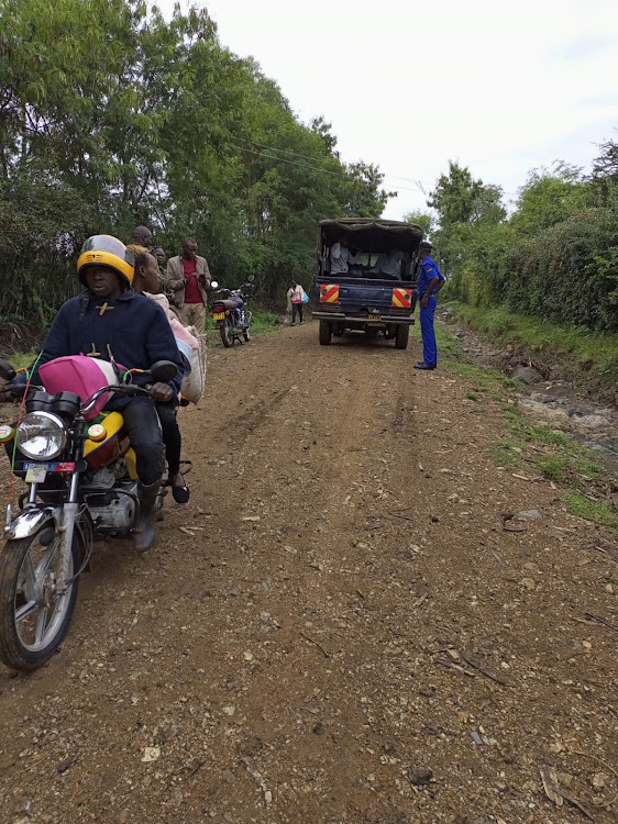 Residents and police officers at Pedo in Arujo, Homa Bay on August 3.