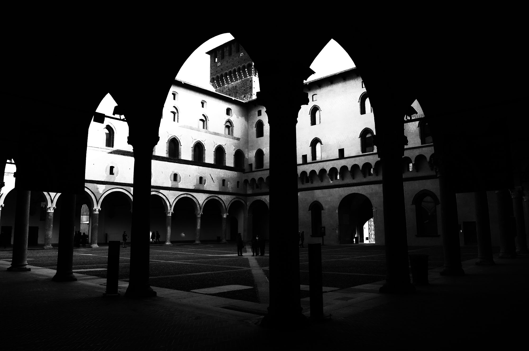 gli archi del cortile di Zerosedici