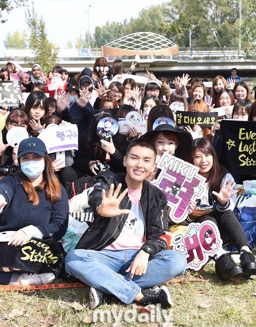 Super Junior's Ryeowook takes pictures with their official fanclub, "E.L.F.s" before he enters the Army/ Image Source: MyDaily