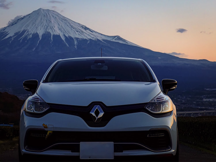 ルーテシアの雪とコラボ・真正面ショット・ルーテシアR.S.・富士山とコラボ・ルノースポールに関するカスタム事例の投稿画像1枚目