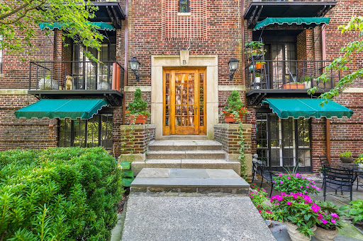 Prestige apartment / penthouse for sale in White Plains (United States) - Brick facade, wooden door, turquoise balconies