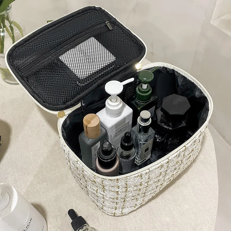 Grote cosmetica tas, draagbaar voor toiletartikelen. Ruime opbergruimte, perfect voor reizen en overzicht onderweg.