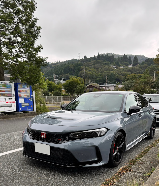 シビックタイプRの10月もよろしくお願いします・ウォータースポット嫌い・秋雨前線・タイヤへのこだわり・アイスクリーム大好きに関するカスタム事例の投稿画像2枚目