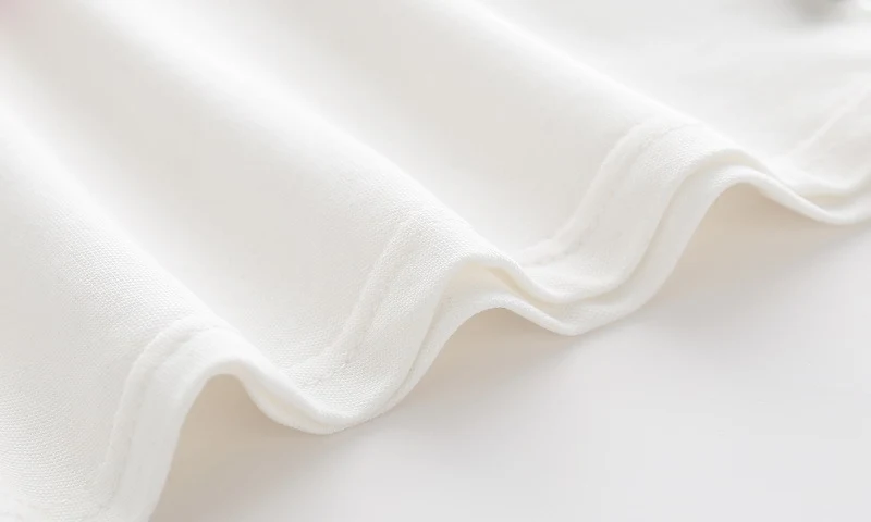 Polo à manches courtes pour garçons avec motif de voitures de dessin animé, confortable et stylé pour les enfants, parfait pour jouer et s'amuser.