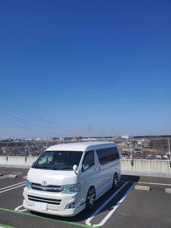 ハイエースバンのイオンの屋上・ロケーション探さないと・花粉ですぐ黄ばむ・晴天ショット・ピックアップされてみたいに関するカスタム事例の投稿画像1枚目