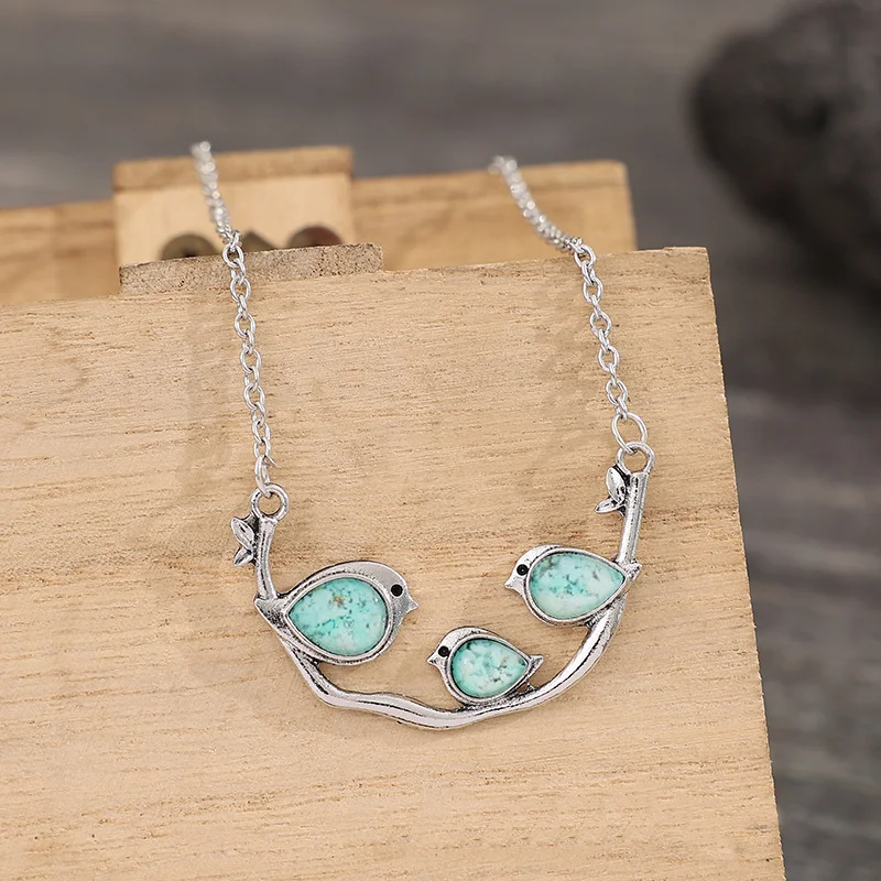 Collier autocollant bleu ciel rétro oiseau, pendentif simple et élégant. Un accessoire charmant et discret pour un style quotidien raffiné, parfait pour toutes les tenues.