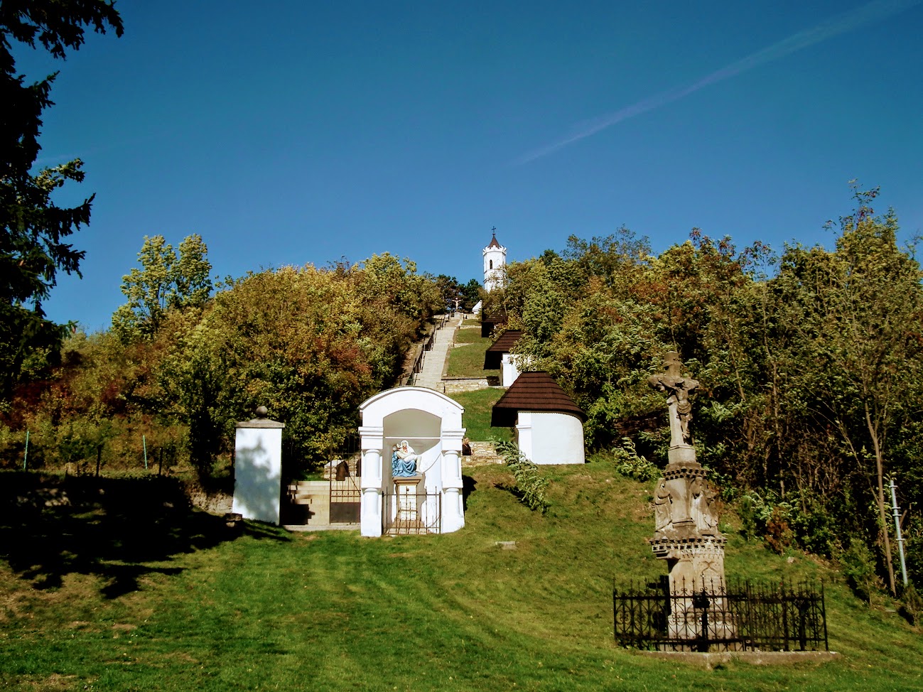 Magyarpolány - Fájdalmas Szűzanya kálváriakápolna és ötstációs kálvária