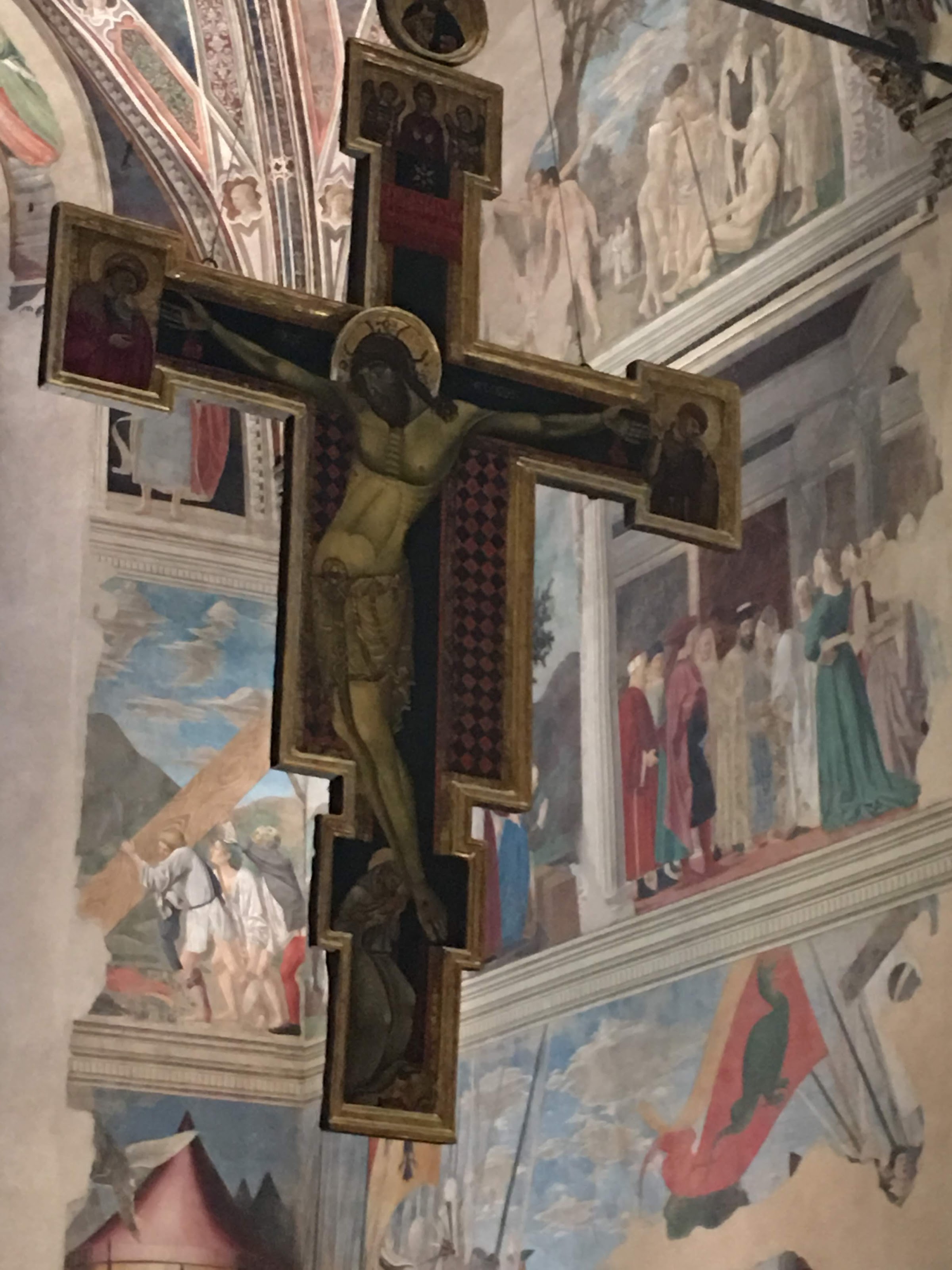 Interno della Basilica di San Francesco, Arezzo, con il Crocifisso del Maestro di San Francesco