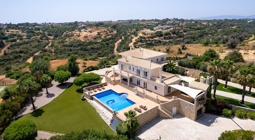 Villa with pool and garden 2