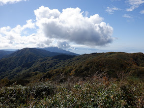 笹刈山から縦走路を望む