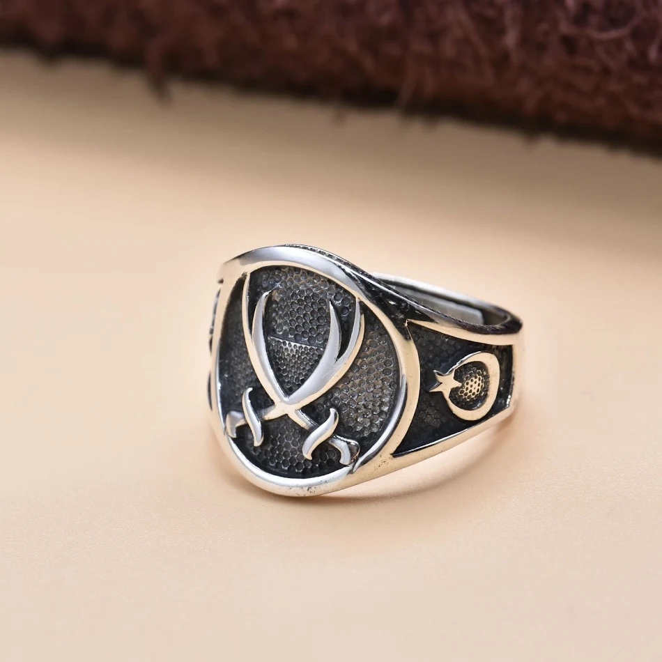 Anel Masculino Ajustável com Design Retro de Duas Facas, Extremidade Aberta, Estilo Vintage para um Visual Único.