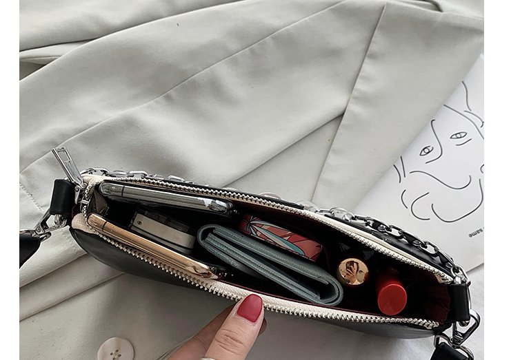Title 7, Simple and versatile chain bag