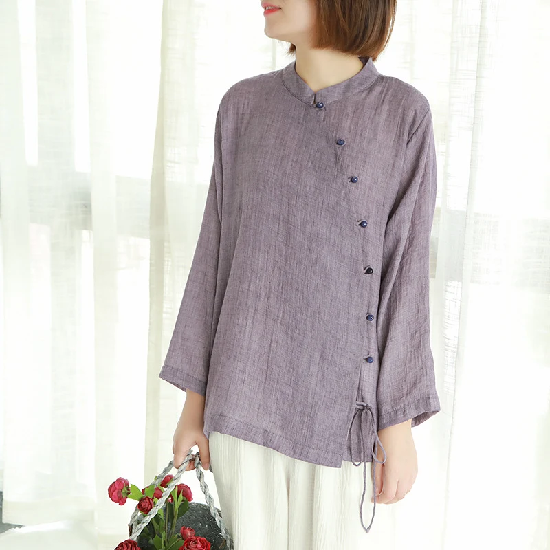Camicia con bottoni di perle per un look raffinato. Indossa l'eleganza senza tempo e la versatilità di questa camicia, perfetta per ogni occasione.