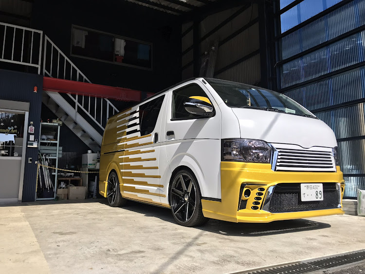 ハイエースバンのファルケンカラー・フルラッピング・仕事車・まだまだいじり足りてない・ロゴ入れないとだに関するカスタム事例の投稿画像3枚目