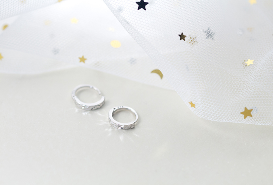 Boucles d'oreilles rondes à petites fleurs, parfaites au quotidien. Adoptez l'élégance florale avec ces boucles légères et confortables.