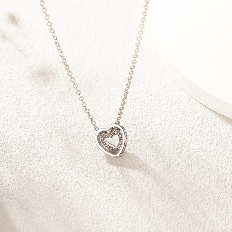 Collier double cœur minimaliste japonais et coréen, diamants complets, cristal creux. Tendance et polyvalent pour toutes occasions.