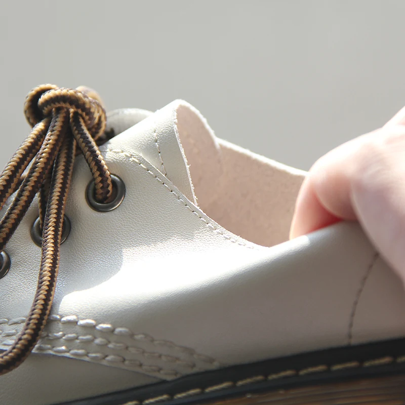 Dames Schoenen Retro Platte Zool Klein Leer. Perfecte dagelijkse schoenen. Klassieke stijl en comfortabel lopen. Ideaal voor een casual en elegante look.