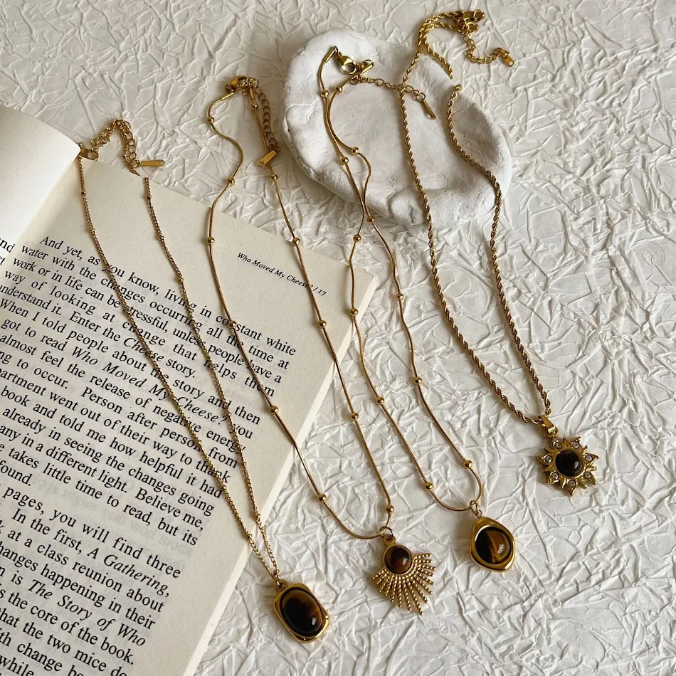 Colar feminino Maillard Tigereye em aço titânio — Adicione um toque de sofisticação com este colar com olho de tigre, ideal para looks elegantes.