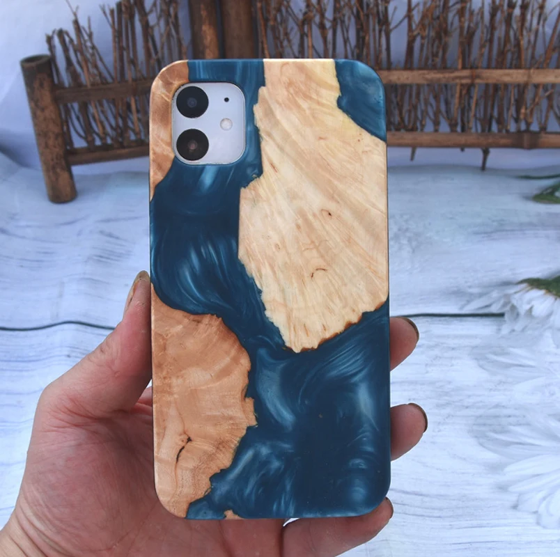 Funda para móvil de madera con goteo de pegamento, diseño único y natural. Protege tu teléfono con estilo y originalidad, realzando su estética.