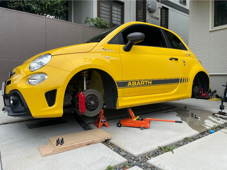 アバルト・595 （ハッチバック）の６月も宜しくお願いします・洗車・ローテーション・足回り洗浄・梅雨入りに関するカスタム事例の投稿画像1枚目