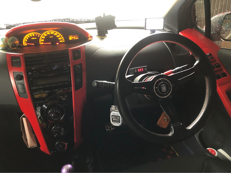 ヴィッツのオートゲージ・AutoGauge・バキューム計・コロナウイルスに負けるな・追加メーターに関するカスタム事例の投稿画像3枚目