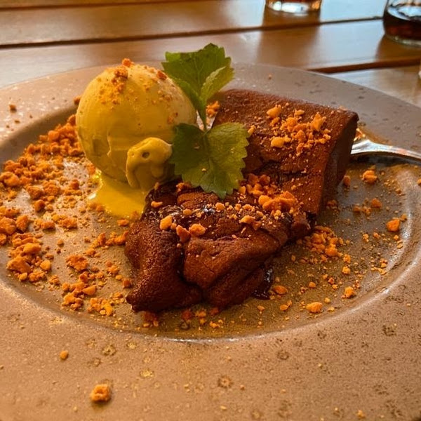 Chocolate pie with pistachio icecream