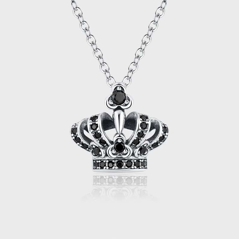 S925 Sterling Zilveren Zwarte Zirkoon Kleine Thaise Zilveren Kroonhanger Retro Versleten Ketting, een stijlvolle en unieke accessoire.